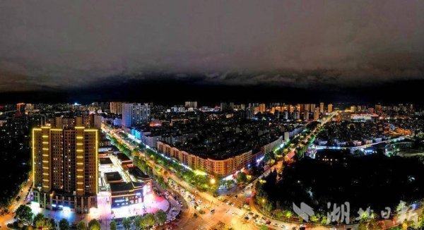 益丰配资 京山夜景霓虹闪耀 烟火气里尽显活力